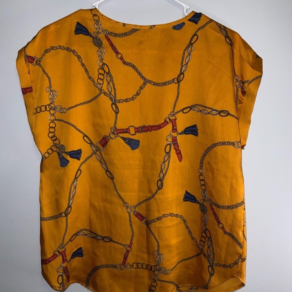 Iris Golden Chain Pattern Top - Picture 2 of 4